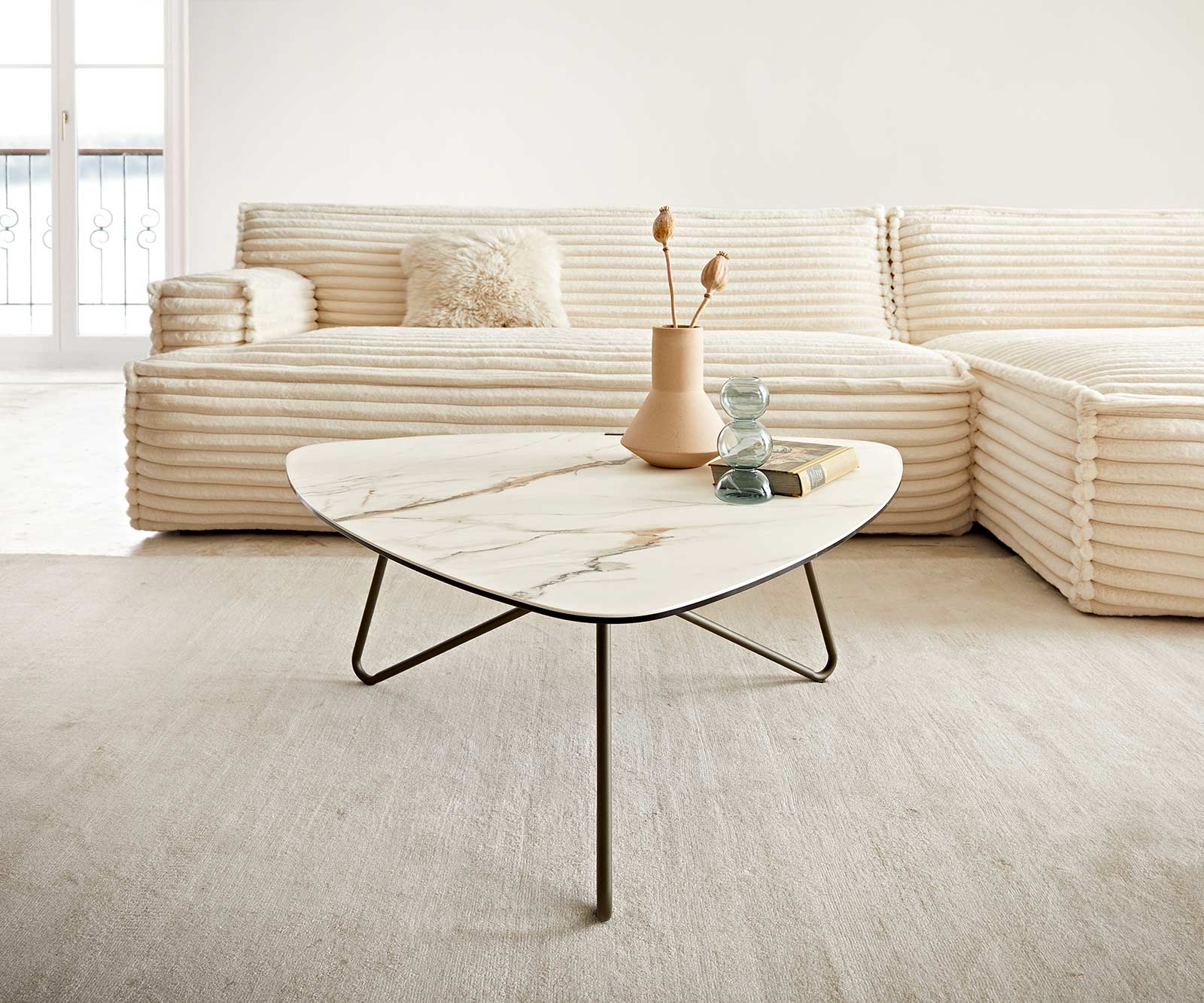Stolik kawowy Ekrem 88x85cm ceramika Calacatta Luxe biało-złoto-szara nóżki Hairpin metal kolor tytanowy 1