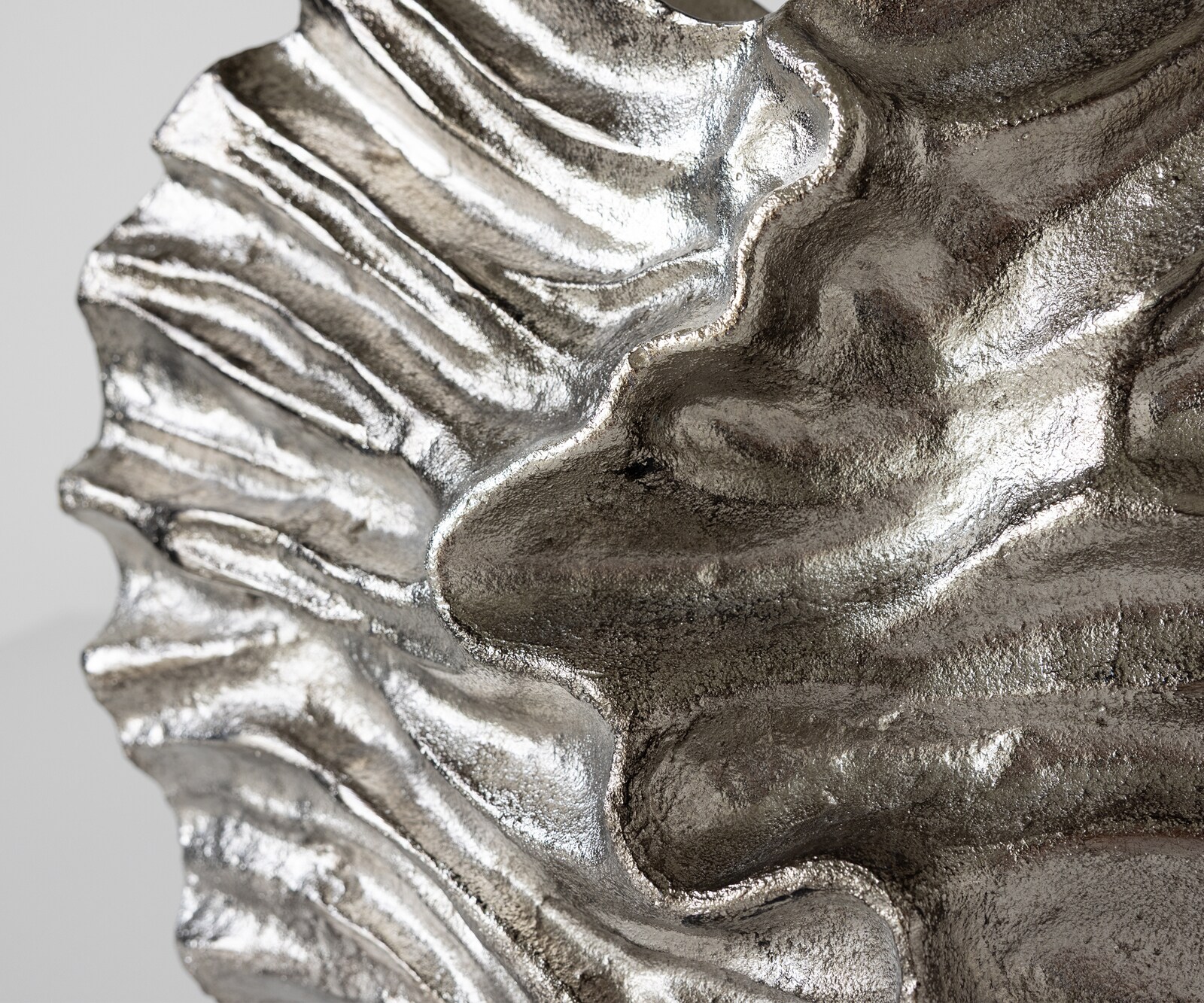 Waza dekoracyjna Nerina dł. 47 x szer. 18 x wys. 42 cm aluminium Platin ręcznie robiona 2