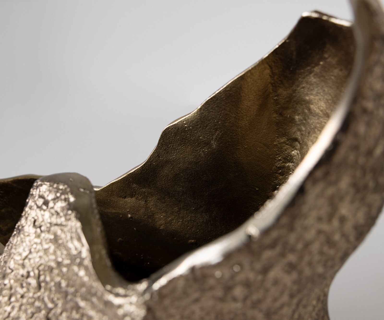 Waza dekoracyjna Grotta dł. 31 x szer. 20 x wys. 34 cm aluminium Champagner ręcznie robiona 5