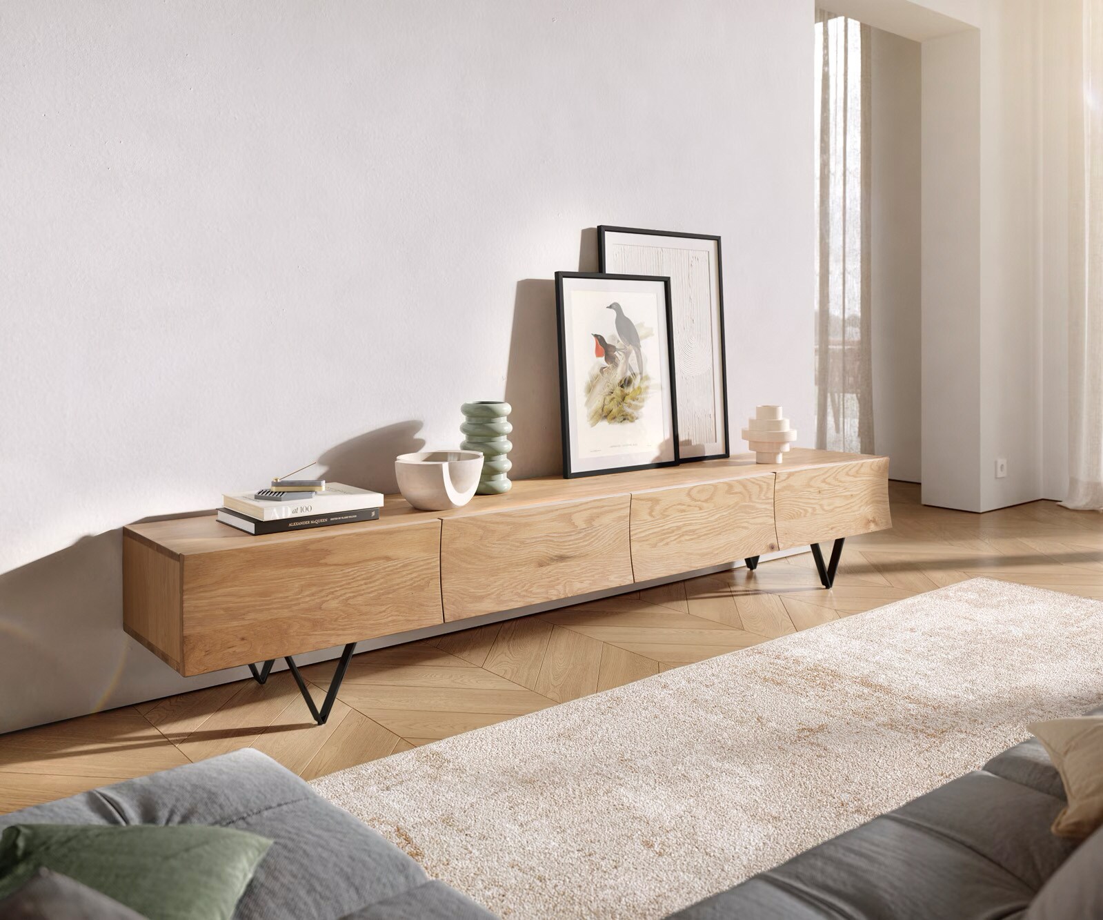 Szafka RTV Wyatt 220 cm dąb naturalny 4 szuflady nóżki V metal czarny