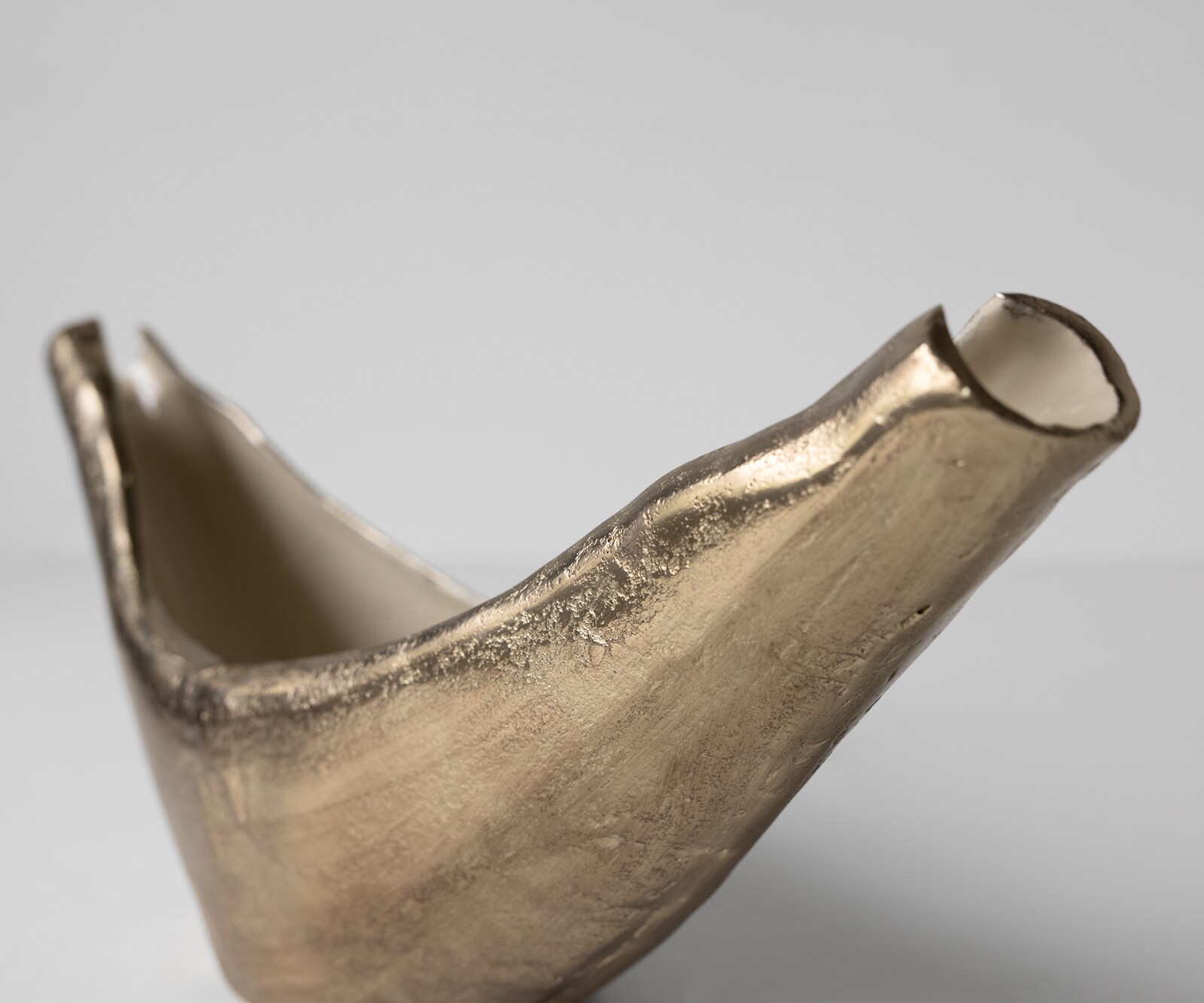 Rzeźba Navira dł. 51 x szer. 13 x wys. 20 cm aluminium Champagner Ivory ręcznie robiona 2