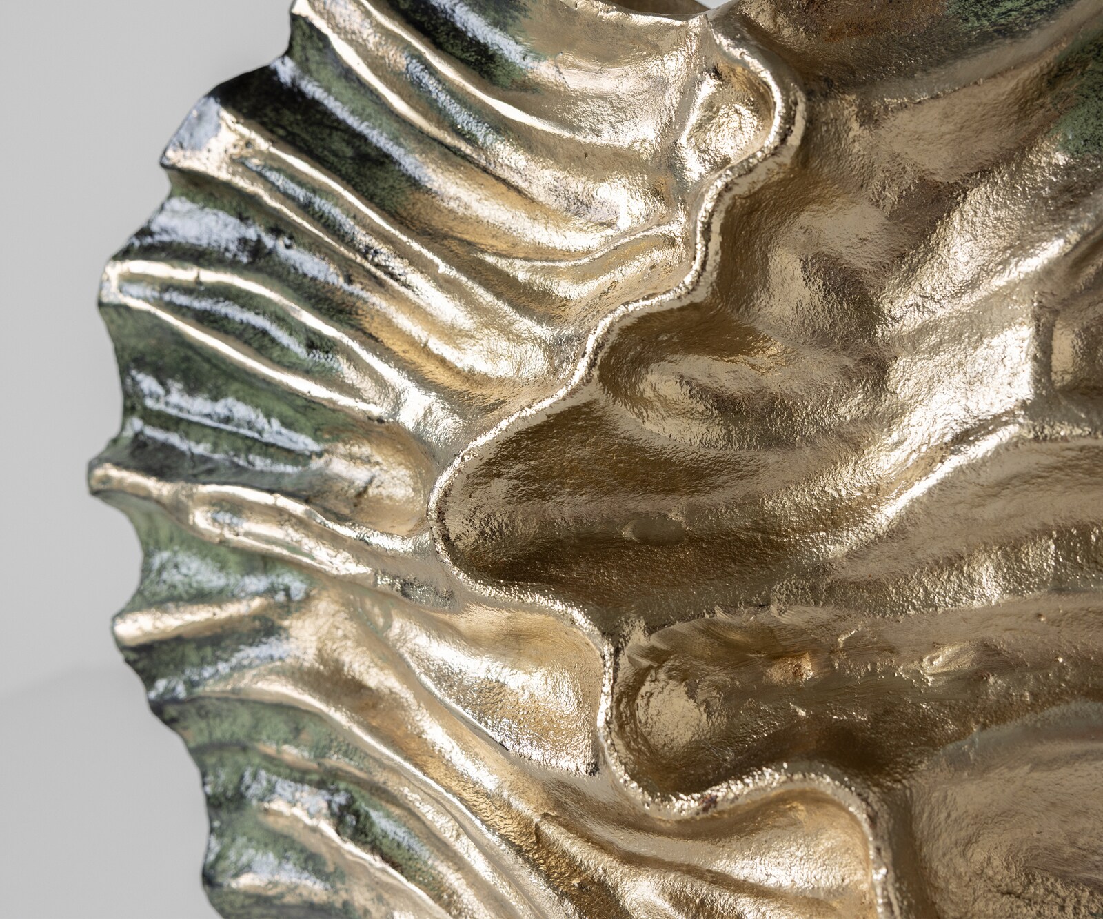 Waza dekoracyjna Nerina dł. 47 x szer. 18 x wys. 42 cm aluminium Verde Antico ręcznie robiona 2
