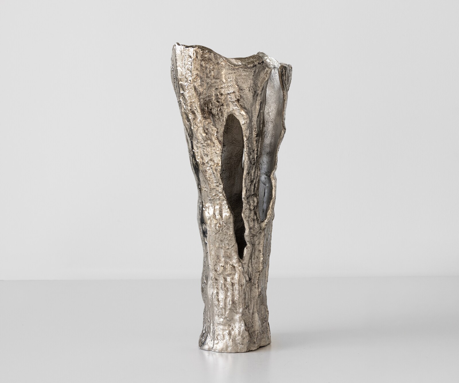 Waza dekoracyjna Cortana dł. 31 x szer. 22 x wys. 63 cm aluminium Platin ręcznie robiona 1