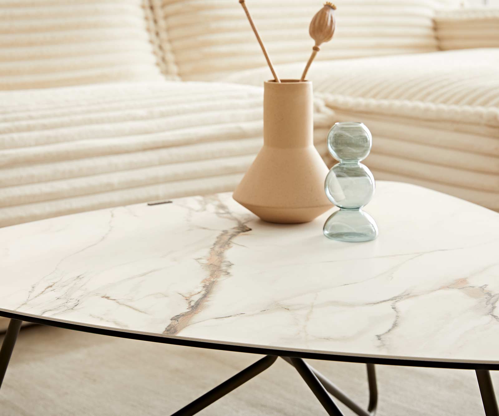 Stolik kawowy Ekrem 88x85cm ceramika Calacatta Luxe biało-złoto-szara nóżki Hairpin metal kolor tytanowy 5