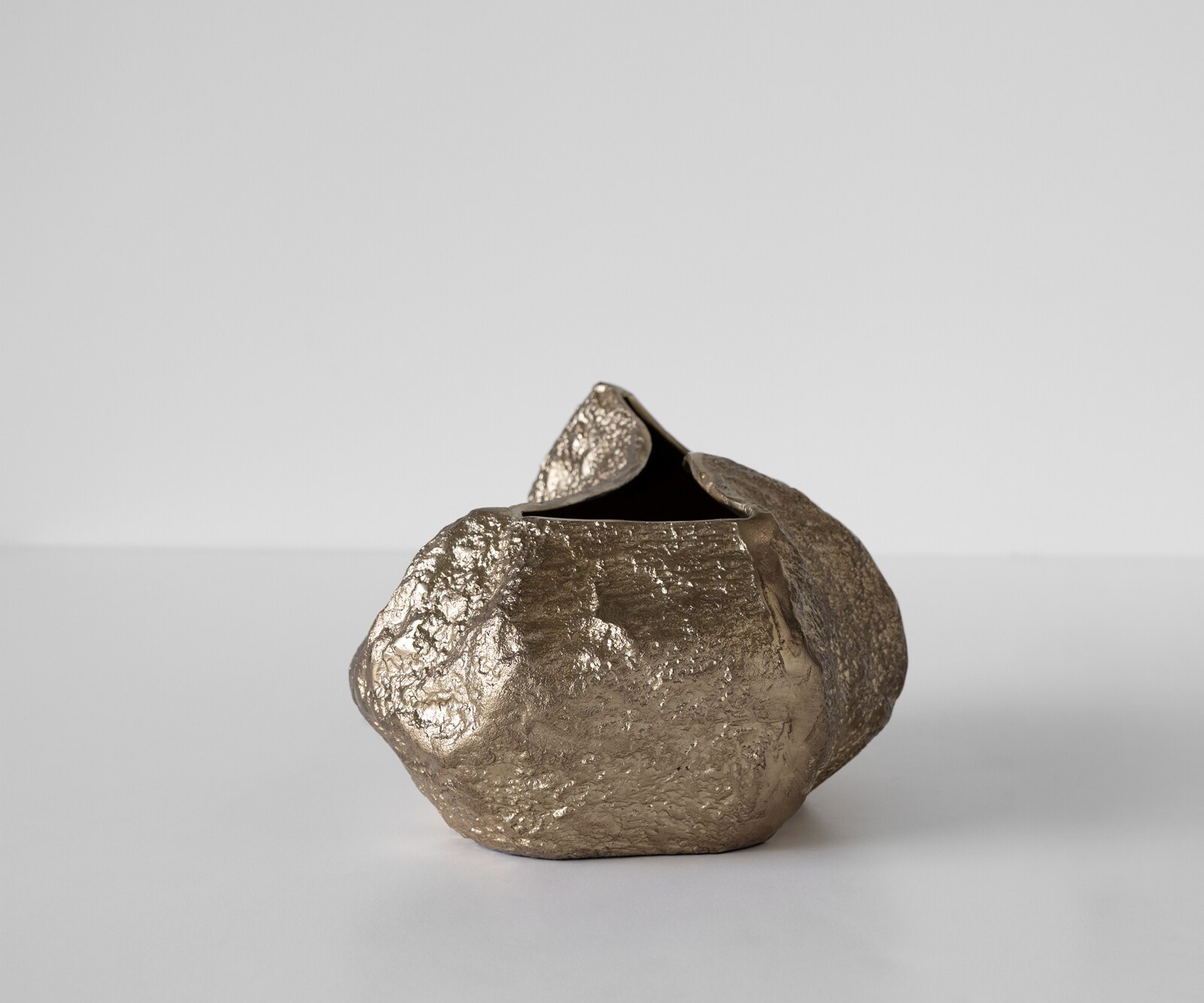 Waza dekoracyjna Cratera dł. 29 x szer. 24 x wys. 19 cm aluminium Champagner ręcznie robiona 2