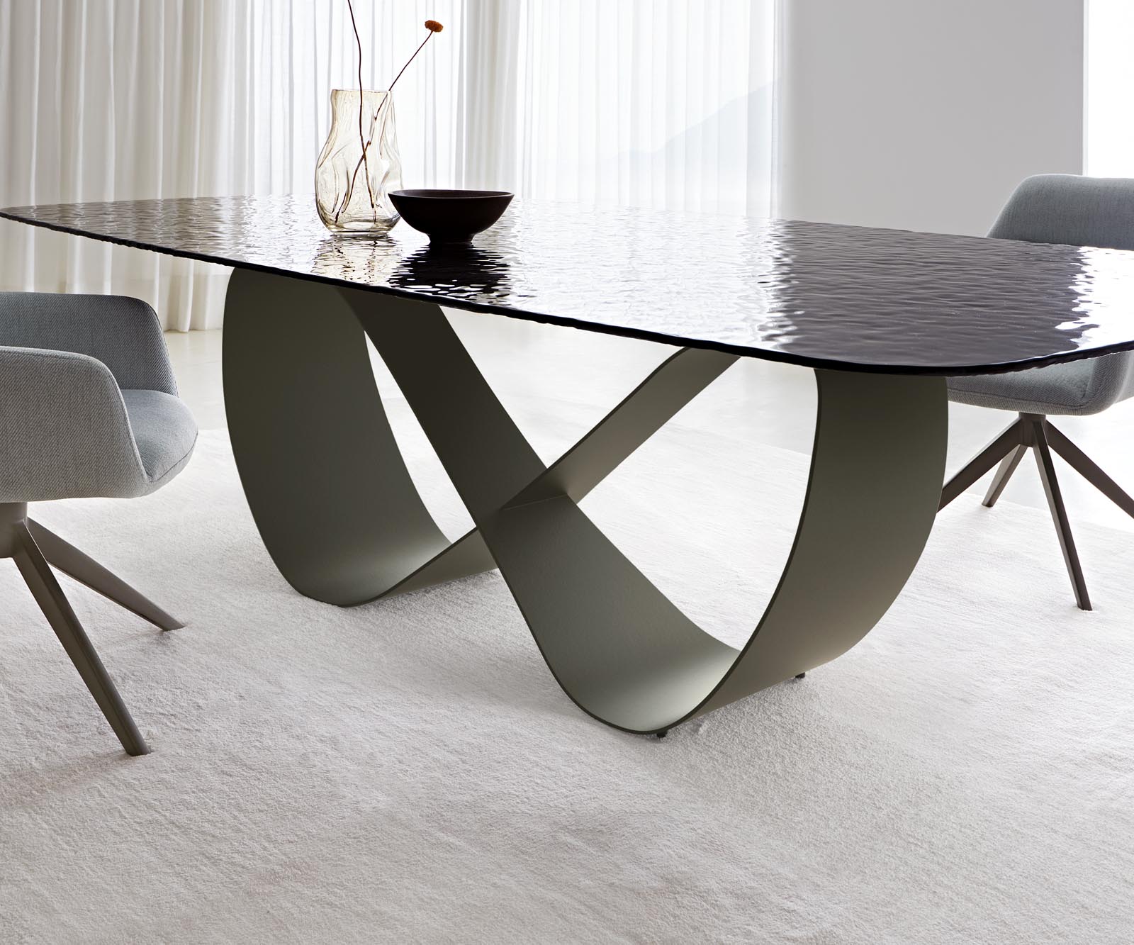 Stół do jadalni Edge kształt beczki 240x120cm szkło reliefowe czarne efekt 3D rama Infinity metal kolor tytanowy 4