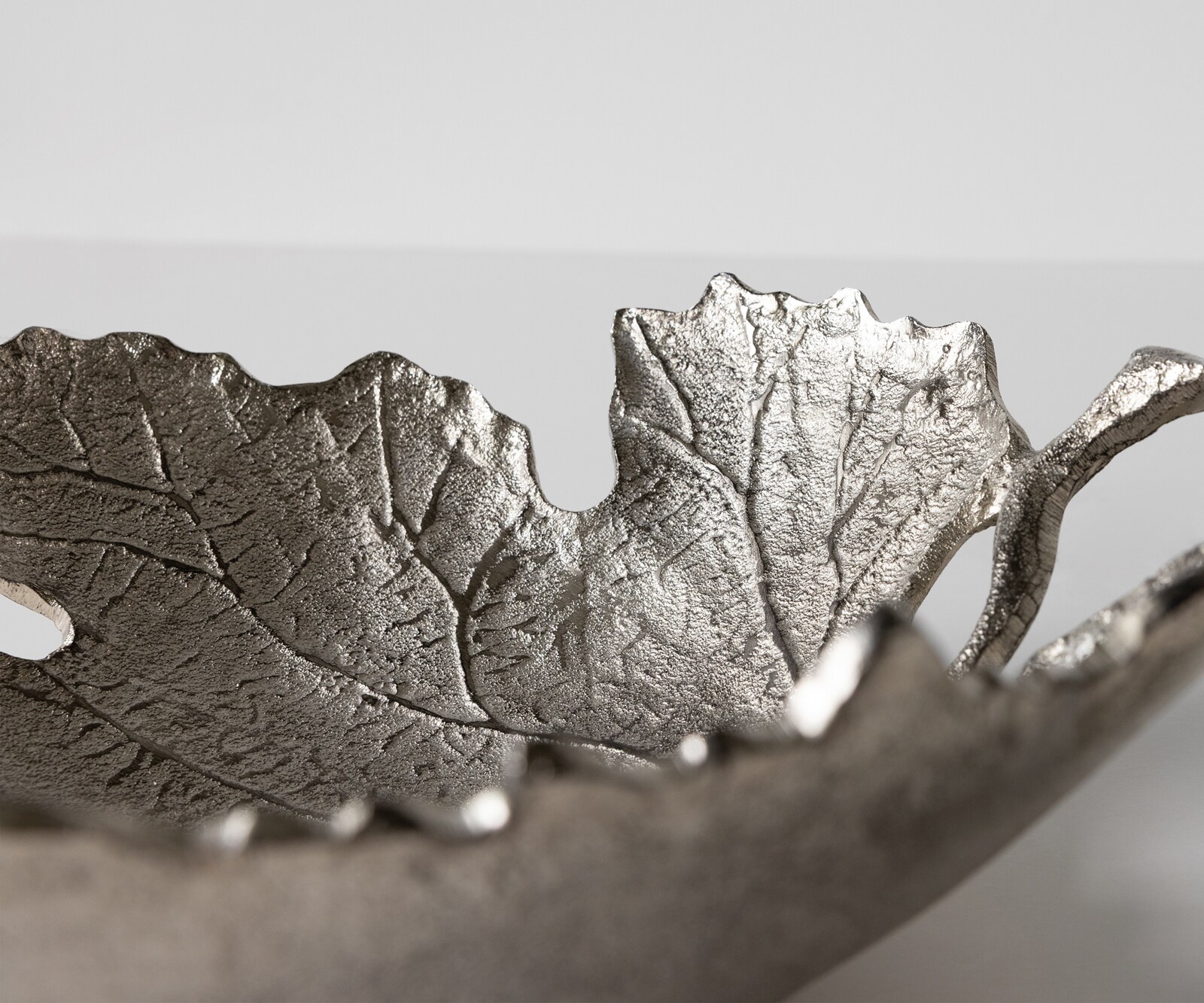 Misa Folia dł. 41 x szer. 38 x wys. 12 cm aluminium Platin ręcznie robiona 3