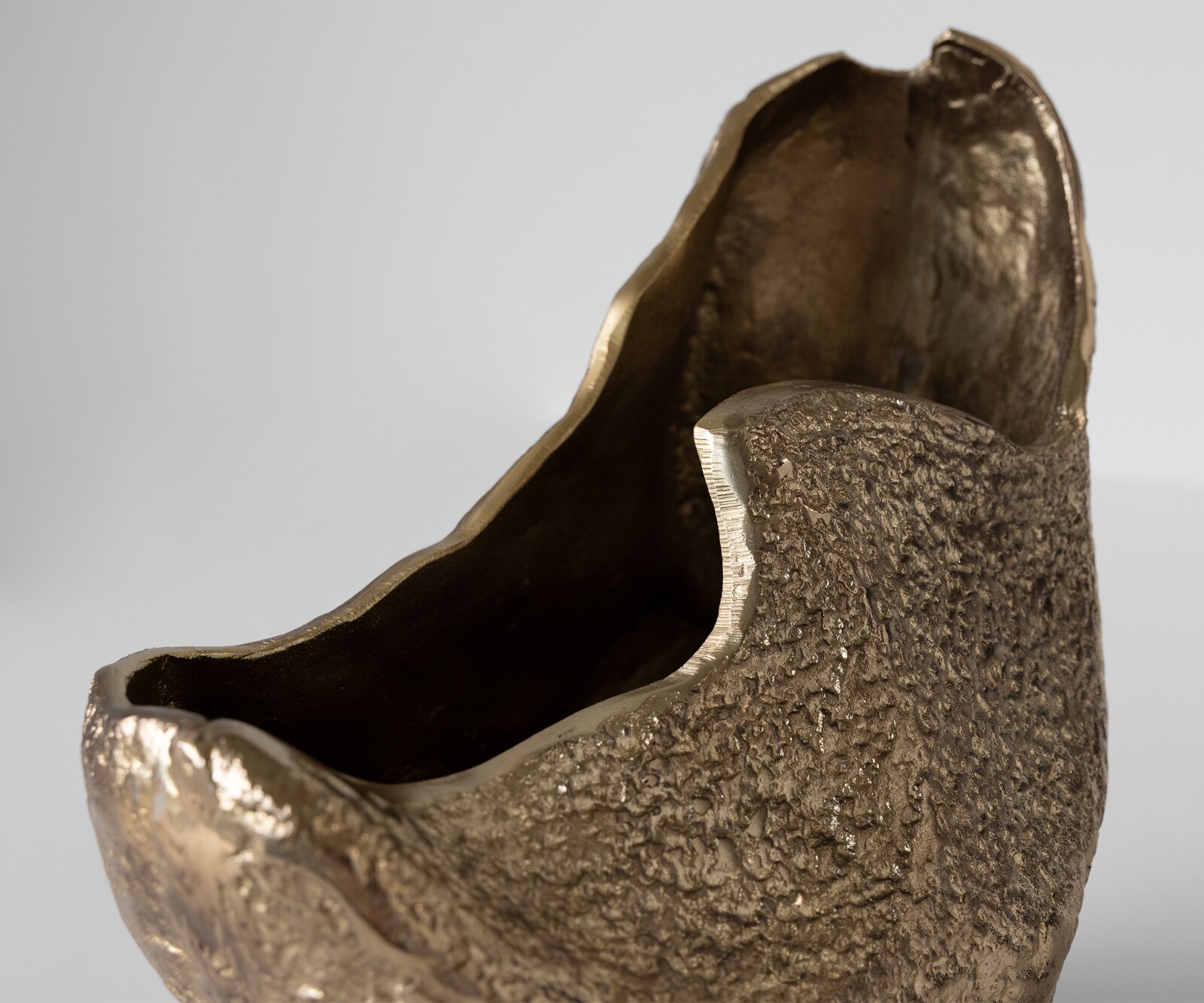 Waza dekoracyjna Grotta dł. 31 x szer. 20 x wys. 34 cm aluminium Champagner ręcznie robiona 4
