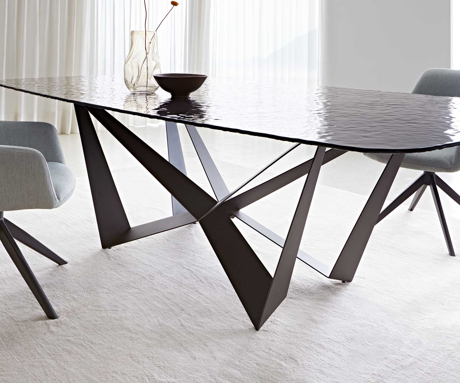 Stół do jadalni Edge kształt beczki 240x120cm szkło reliefowe czarne efekt 3D rama Spider metal czarna 6