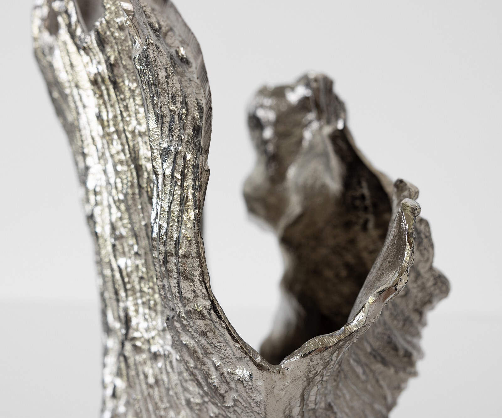 Waza dekoracyjna Corallo dł. 43 x szer. 24 x wys. 61 cm aluminium Platin ręcznie robiona 6
