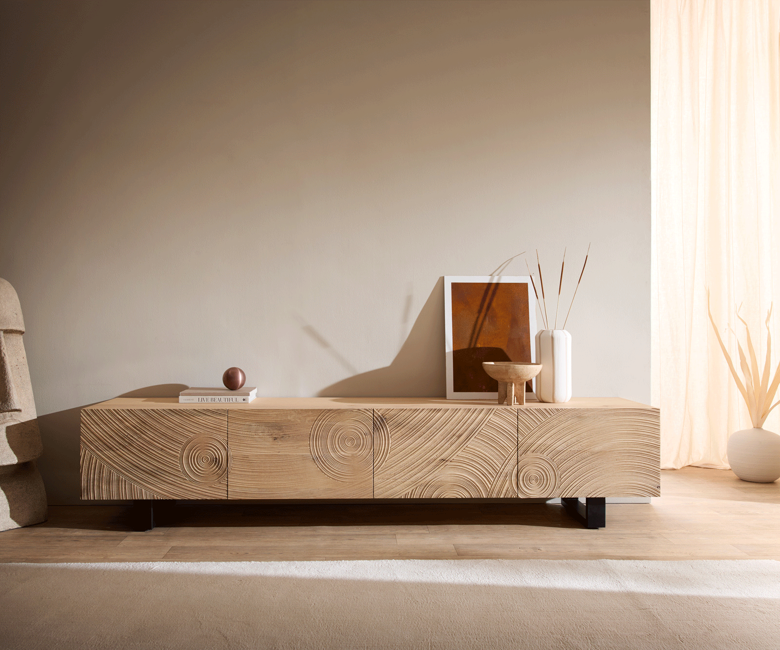 Szafka RTV Ashara 220 cm dąb naturalny efekt 3D 4 drzwi nóżki płoz0we metal czarny 4