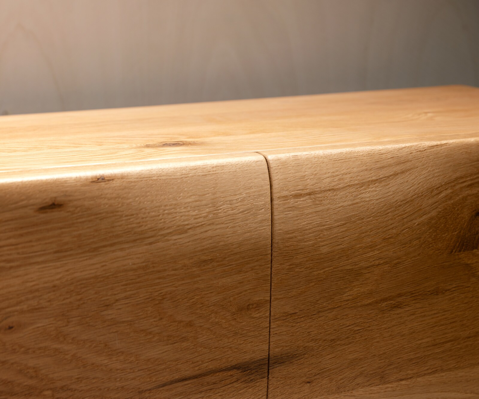 Komoda New Live-Edge 145 cm dąb naturalny 3 drzwi podwieszana 6