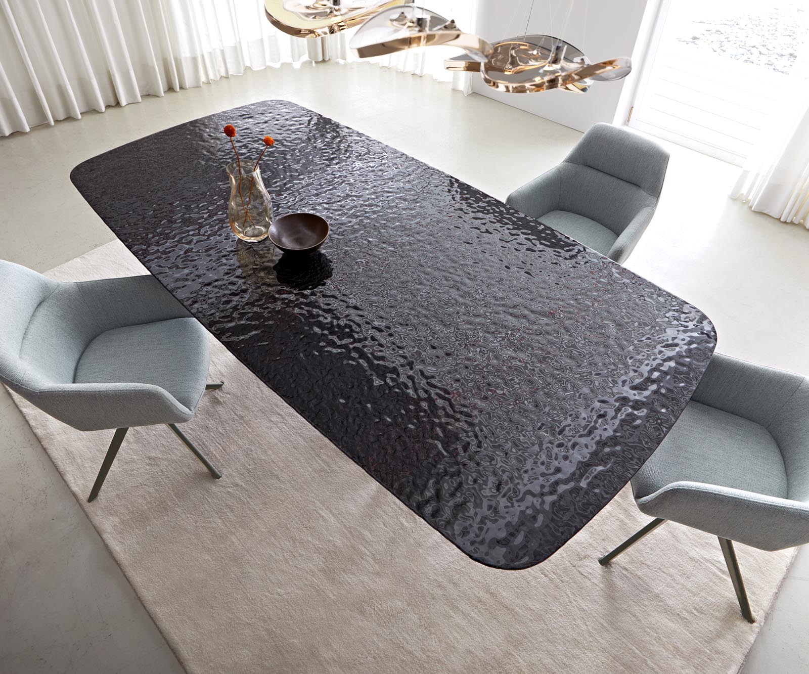Stół do jadalni Edge kształt beczki 240x120cm szkło reliefowe czarne efekt 3D rama Infinity metal kolor tytanowy 3