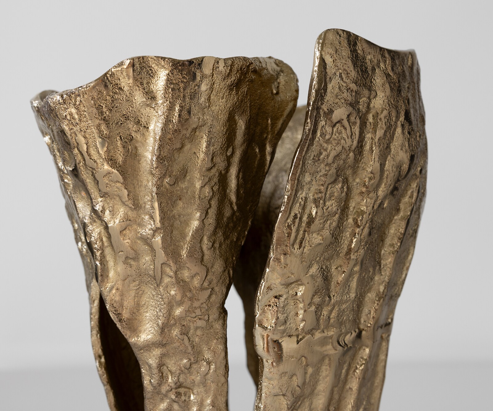 Waza dekoracyjna Cortana dł. 25 x szer. 19 x wys. 47 cm aluminium Champagner ręcznie robiona 3