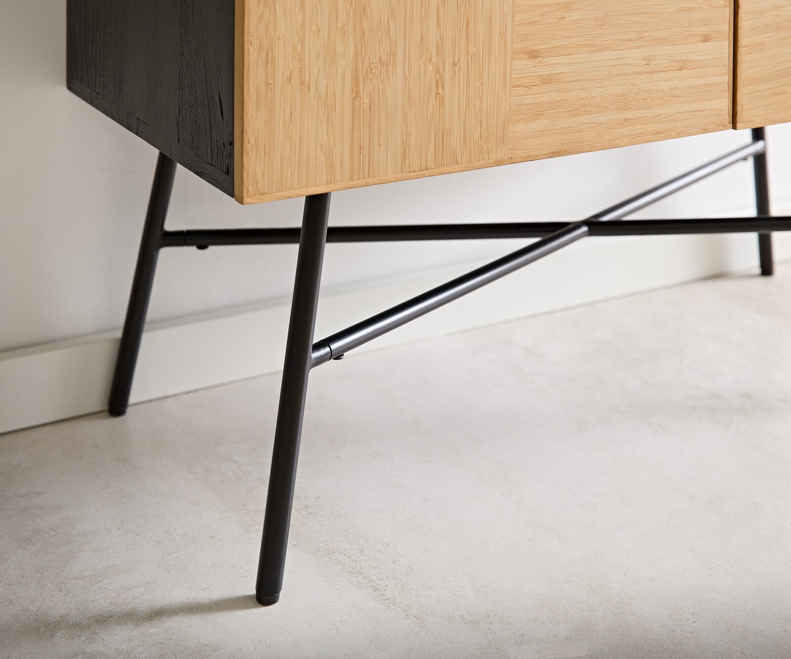Kredens Mikkusu 90x50x150 cm bambus i drewno mango metal czarny 4 drzwi 4