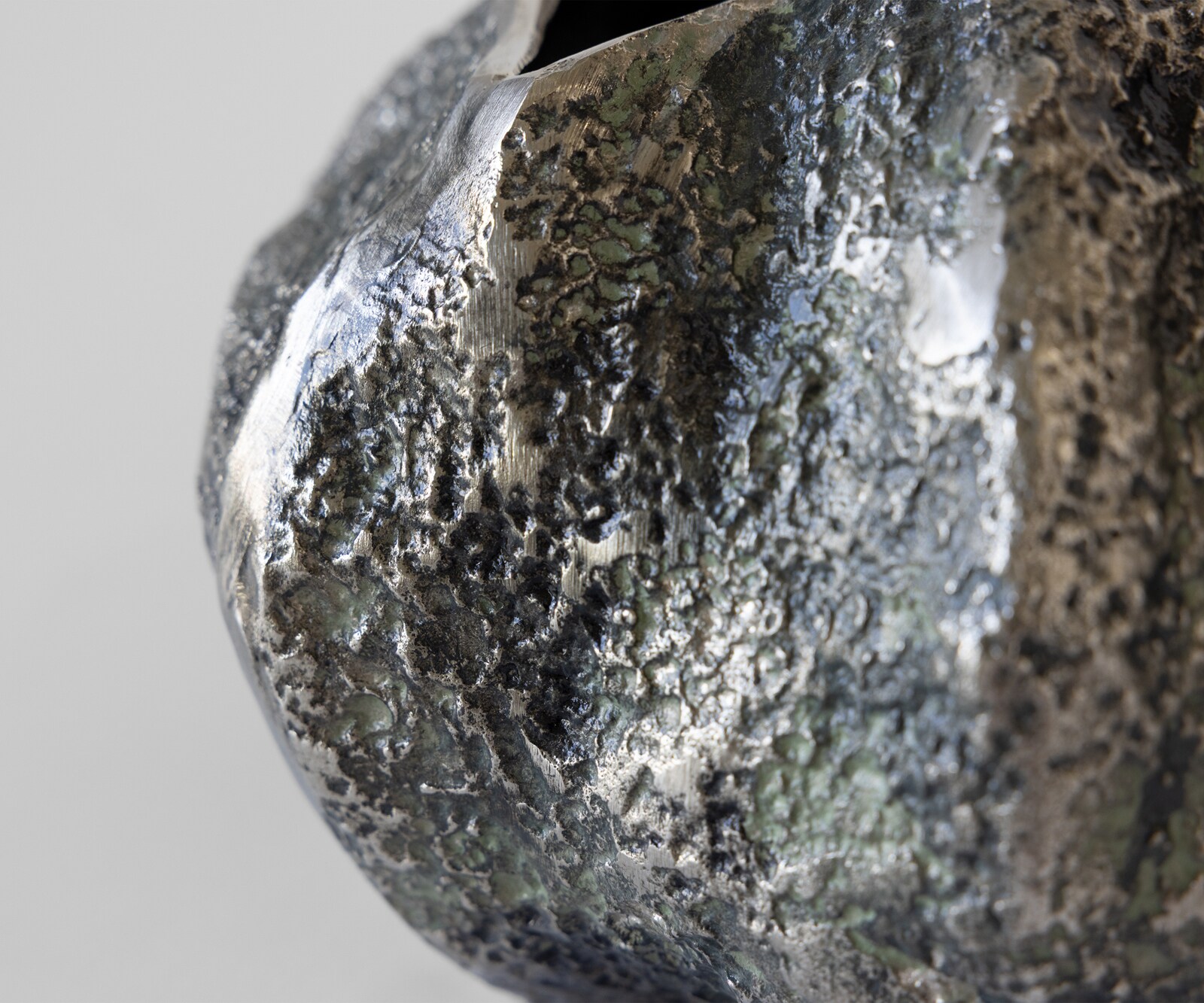 Waza dekoracyjna Cratera dł. 29 x szer. 24 x wys. 19 cm aluminium Verde Antico ręcznie robiona 2