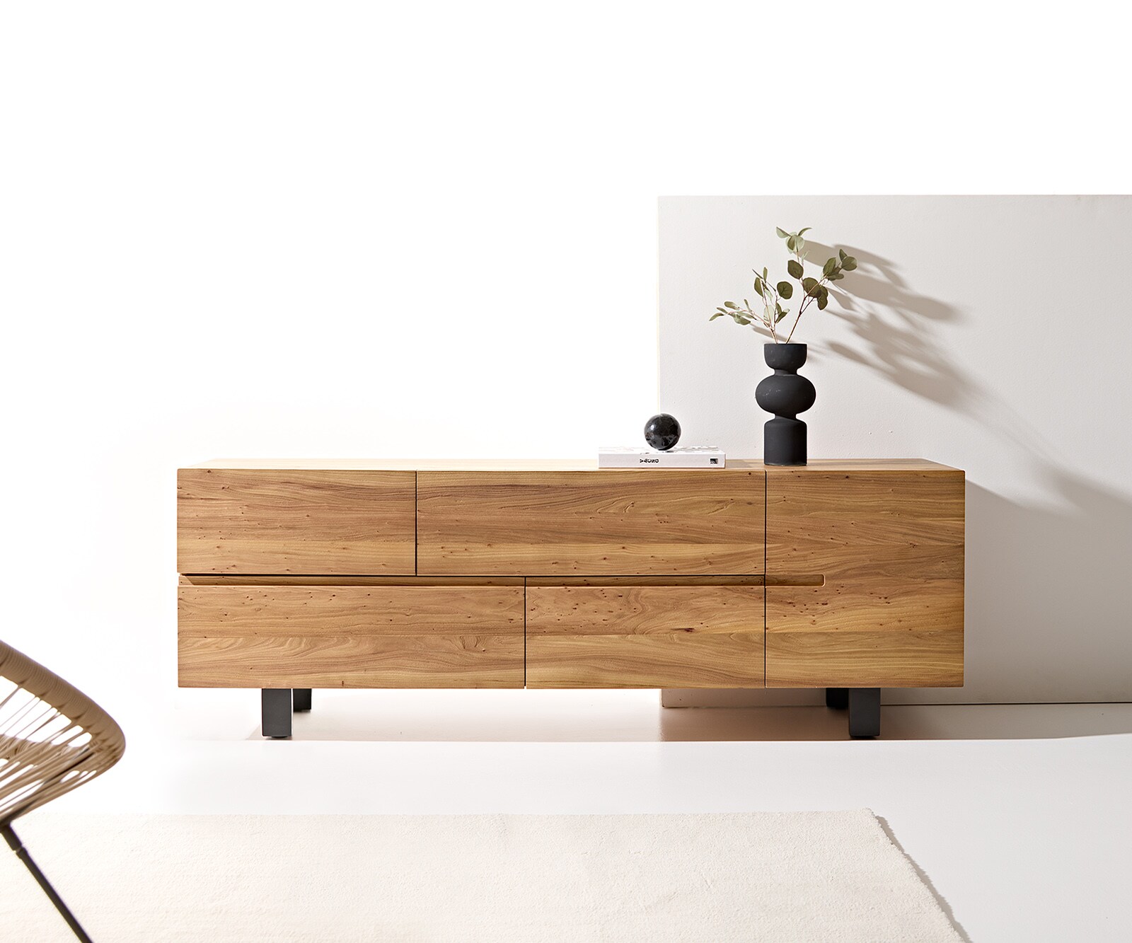 Komoda Tiamar 180 cm wiąz naturalny 1 drzwi 4 szuflady nóżki płozowe metal czarny 1