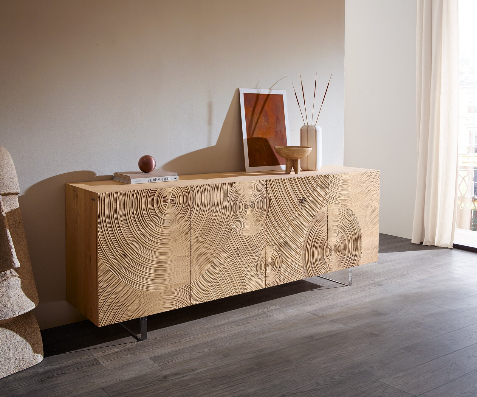 Komoda Ashara 200 cm dąb naturalny efekt 3D 4 drzwi nóżki akrylowe 1