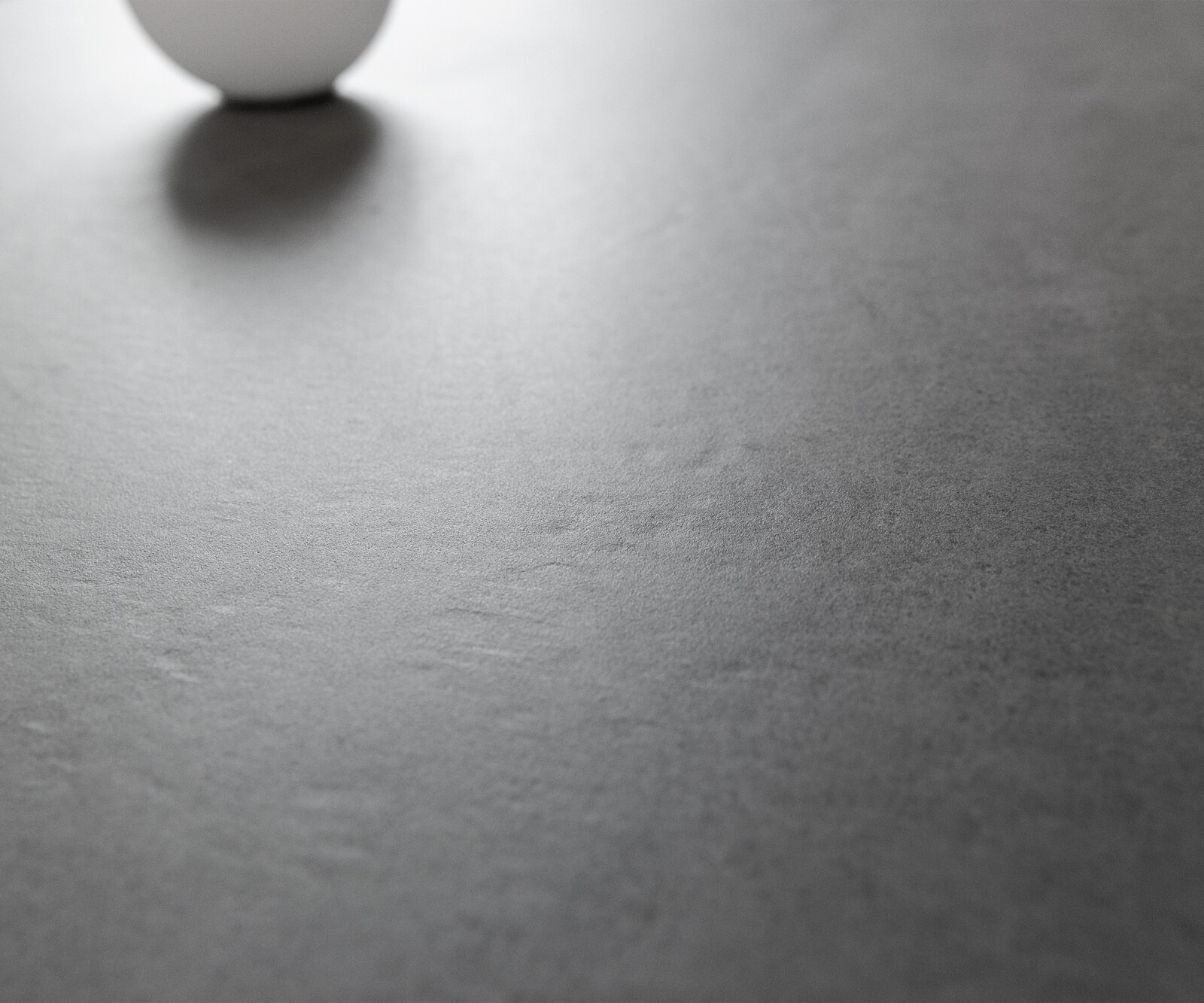 Stół do jadalni Edge w kształcie beczki 200x100 cm ceramika w kolorze betonowej szarości rama Cono metaliczny srebrny 4