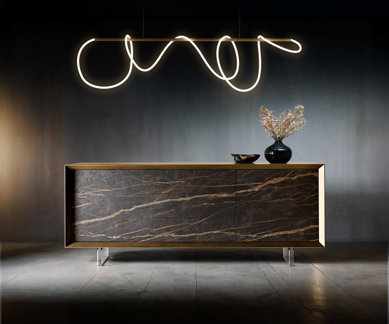 Komoda Yori 200 cm metaliczny złoty 2 drzwi 3 szuflady nóżki wąskie metal czarny ceramika Laminam® Noir Desir brązowy