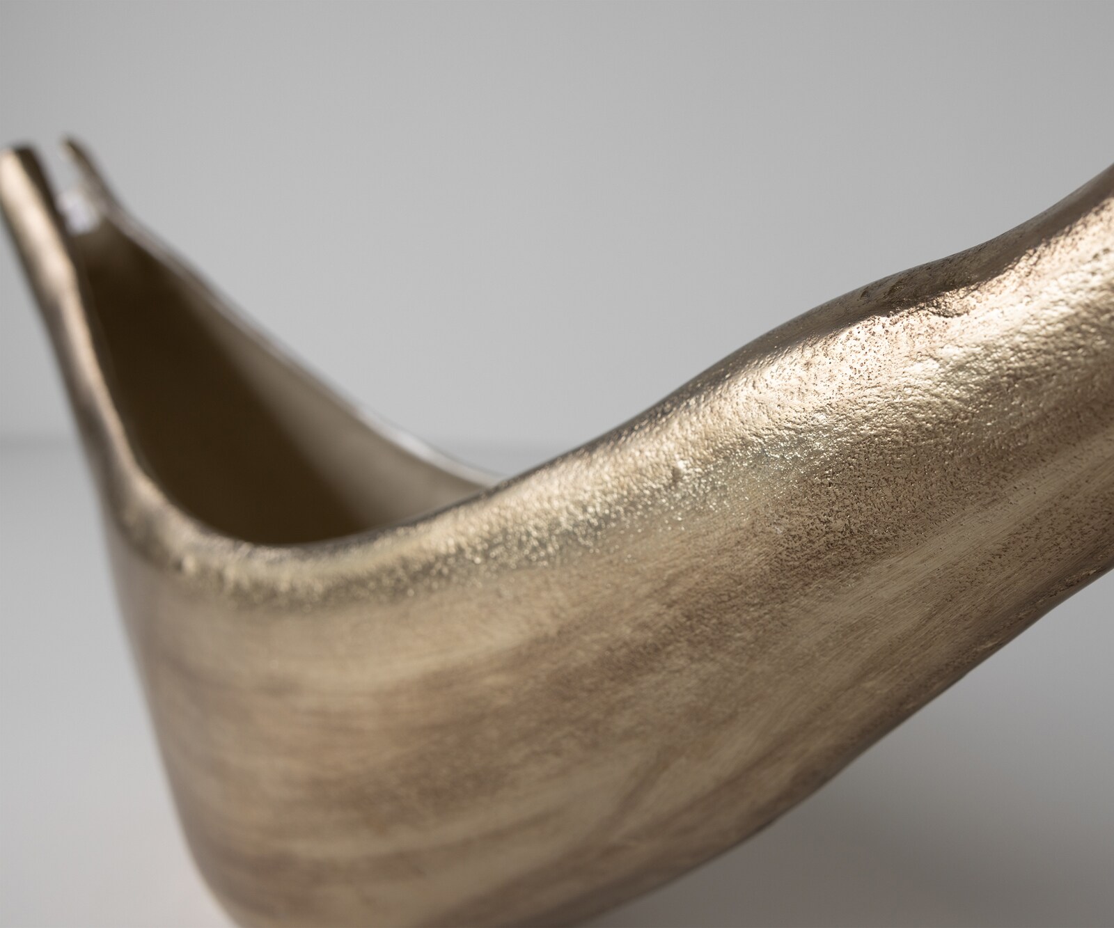 Rzeźba Navira dł. 77 x szer. 17 x wys. 31 cm aluminium Champagner Ivory ręcznie robiona 2