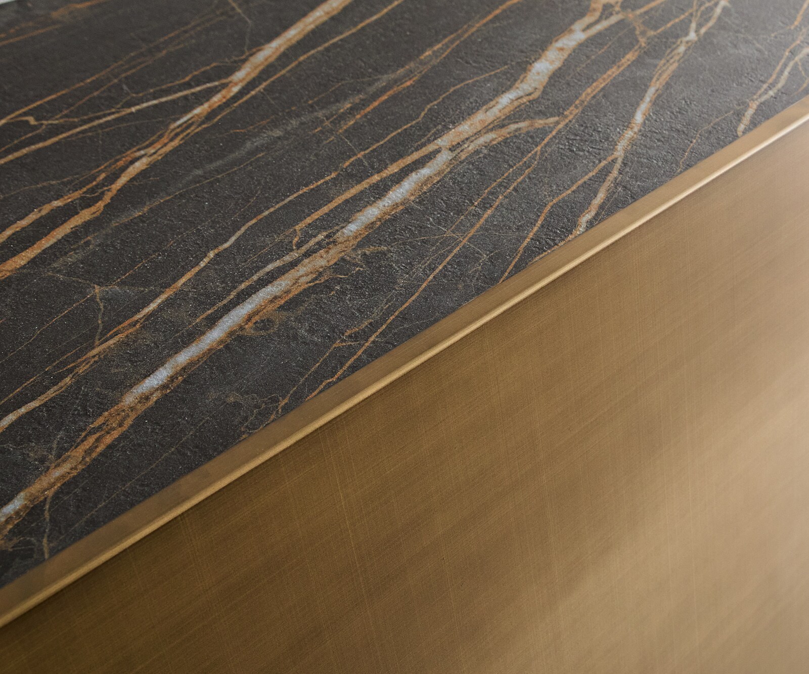 Komoda Kazu 220 cm metaliczny złoty 4 drzwi nóżki akrylowe ceramika Laminam® Noir Desir brązowy 2