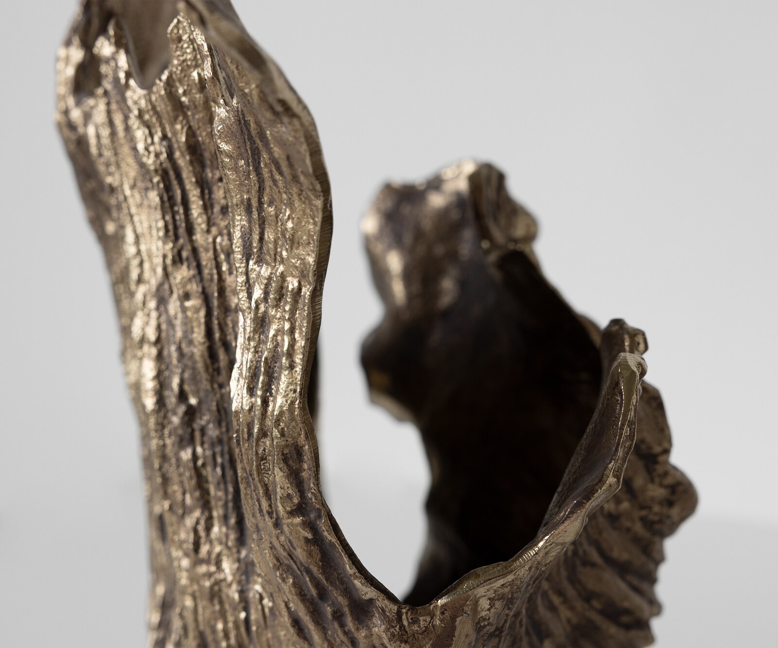 Waza dekoracyjna Corallo dł. 43 x szer. 24 x wys. 61 cm aluminium Oro Antico ręcznie robiona 6