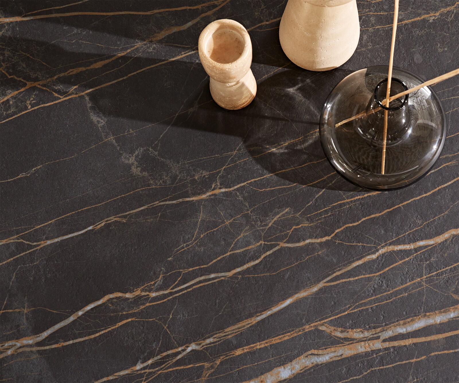 Stolik kawowy Skafi 100x40 cm ceramika Laminam® Noir Desir rama metaliczny srebrny 5