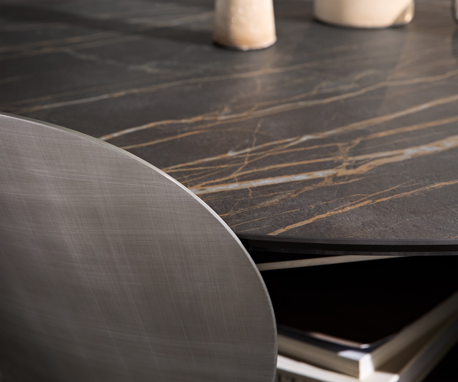 Stolik kawowy Skafi 100x40 cm ceramika Laminam® Noir Desir rama metaliczny srebrny 2