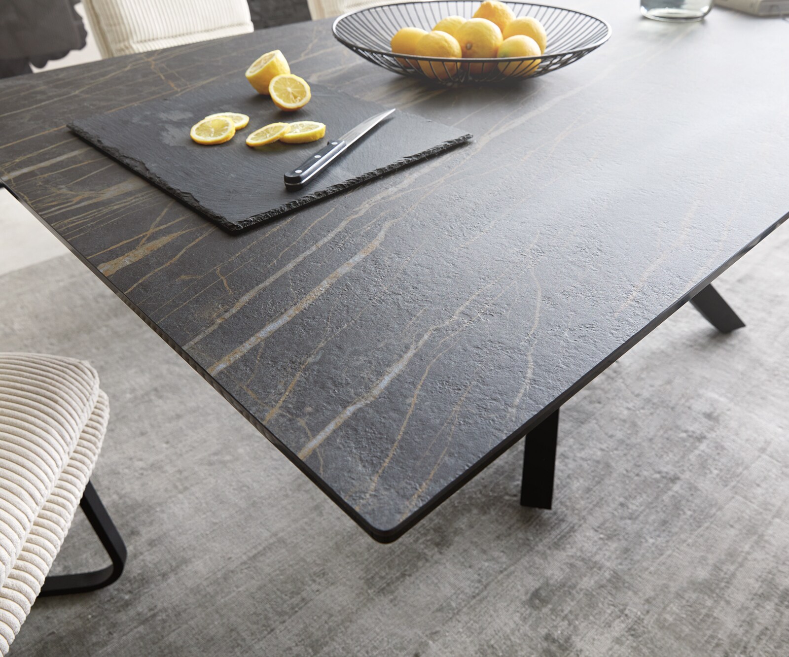 Stół do jadalni Edge 200x100 cm ceramika Laminam® Noir Desir brązowy rama Cross czarna 3