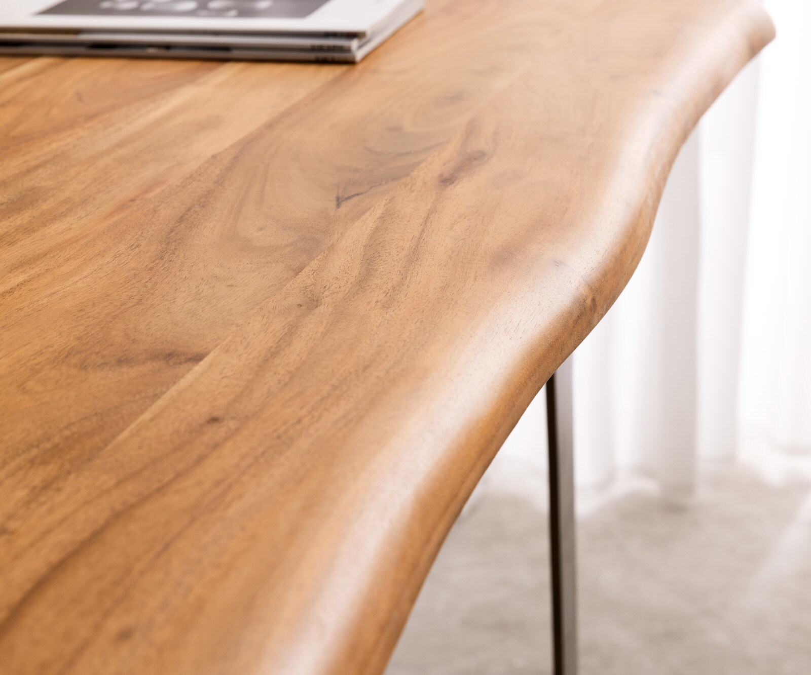 Biurko Live-Edge 170x170 cm akacja naturalna rama srebrna live-edge 3