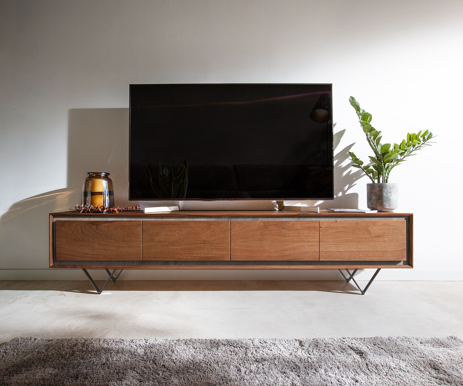 Szafka RTV Stonegrace 200 cm akacja brązowa fornir kamienny 4 drzwi nóżki V czarne 1