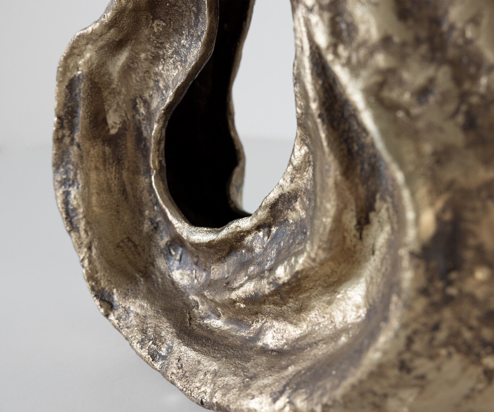 Rzeźba Nexora dł. 40 x szer. 15 x wys. 33 cm aluminium Oro Antico ręcznie robiona 2