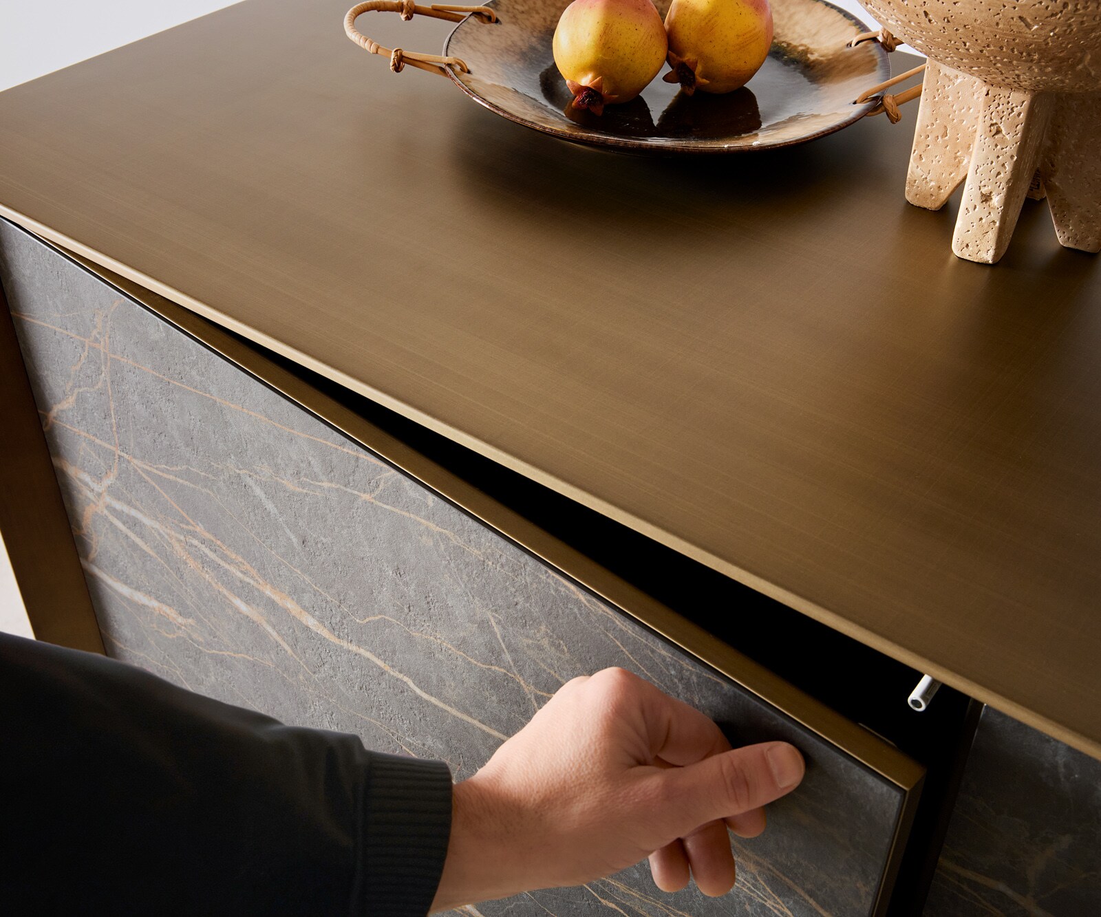 Komoda Yori 200 cm metaliczny złoty 2 drzwi 3 szuflady nóżki wąskie metal czarny ceramika Laminam® Noir Desir brązowy 5