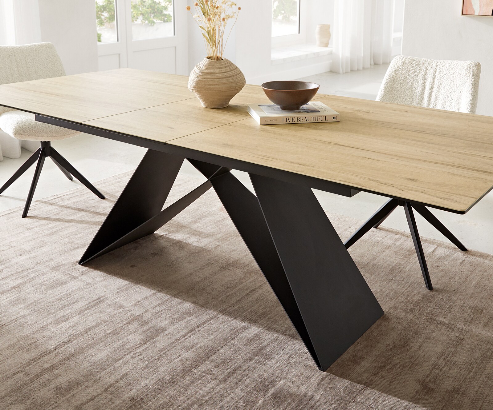 Stół do jadalni Edge 180-220x100 cm ceramika Laminam® Sabbia kolor dębu rama V metal czarna rozkładany 6