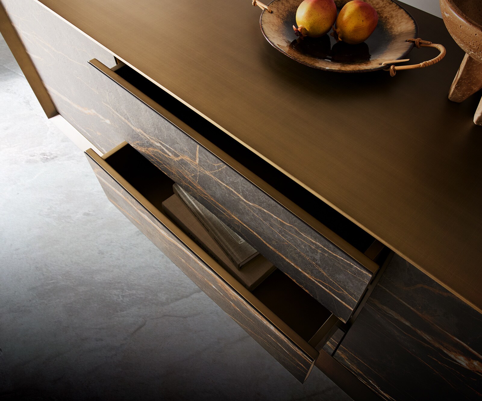 Komoda Yori 200 cm metaliczny złoty 2 drzwi 3 szuflady nóżki wąskie metal czarny ceramika Laminam® Noir Desir brązowy 4