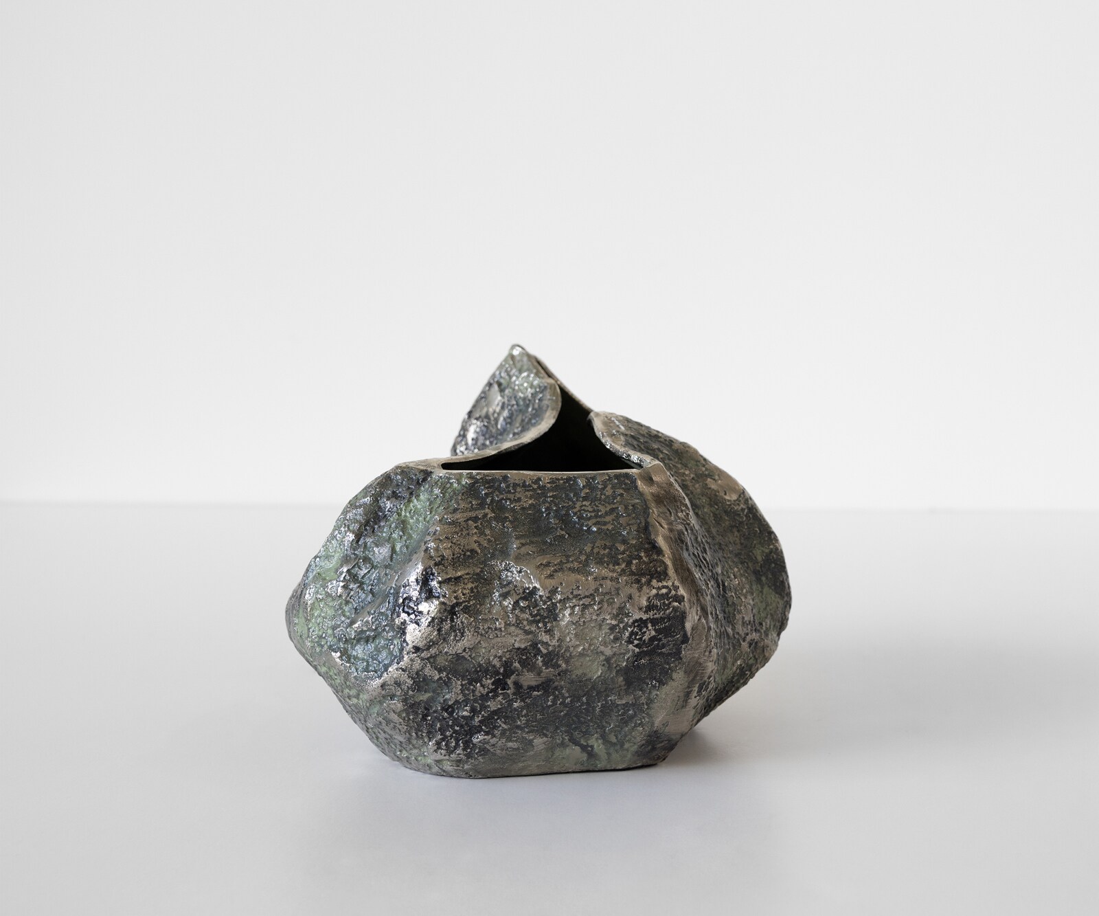 Waza dekoracyjna Cratera dł. 29 x szer. 24 x wys. 19 cm aluminium Verde Antico ręcznie robiona 1