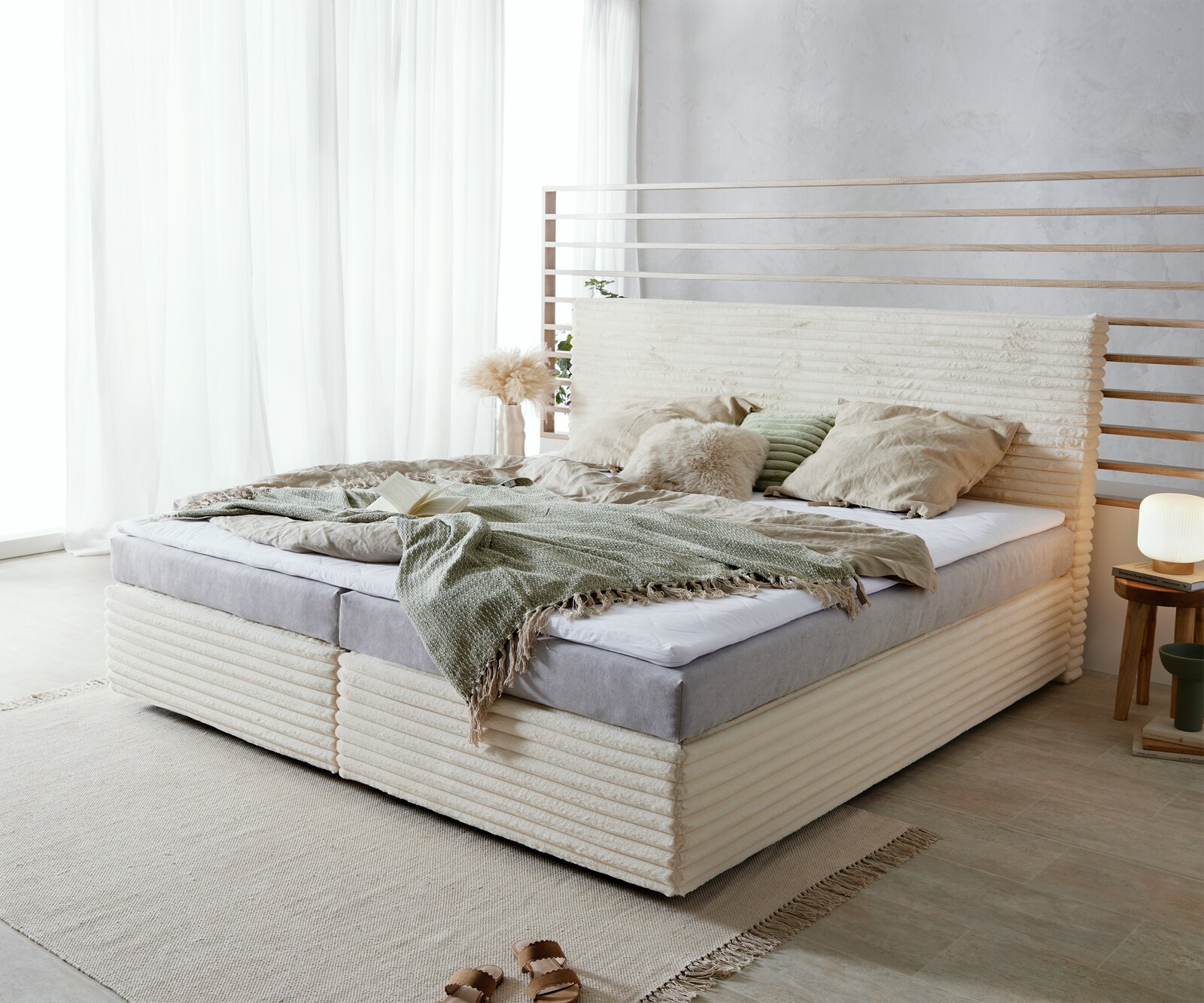 Łóżko kontynentalne Dream-Well pluszowy sztruks beżowy 200x200cm materac bonellowy topper PU