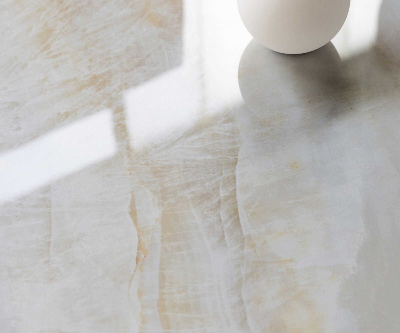 Konsola Edge wielokątna 140x50 cm ceramika Onyx Pearl podstawa Zentharo metal w kolorze tytanu 5