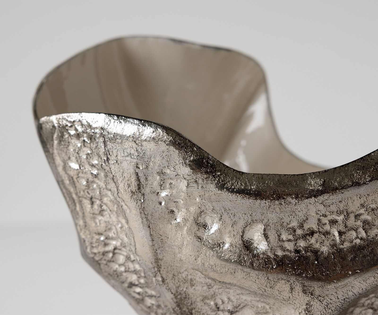 Misa Valena dł. 33 x szer. 20 x wys. 22 cm aluminium Platin Opal ręcznie robiona 3