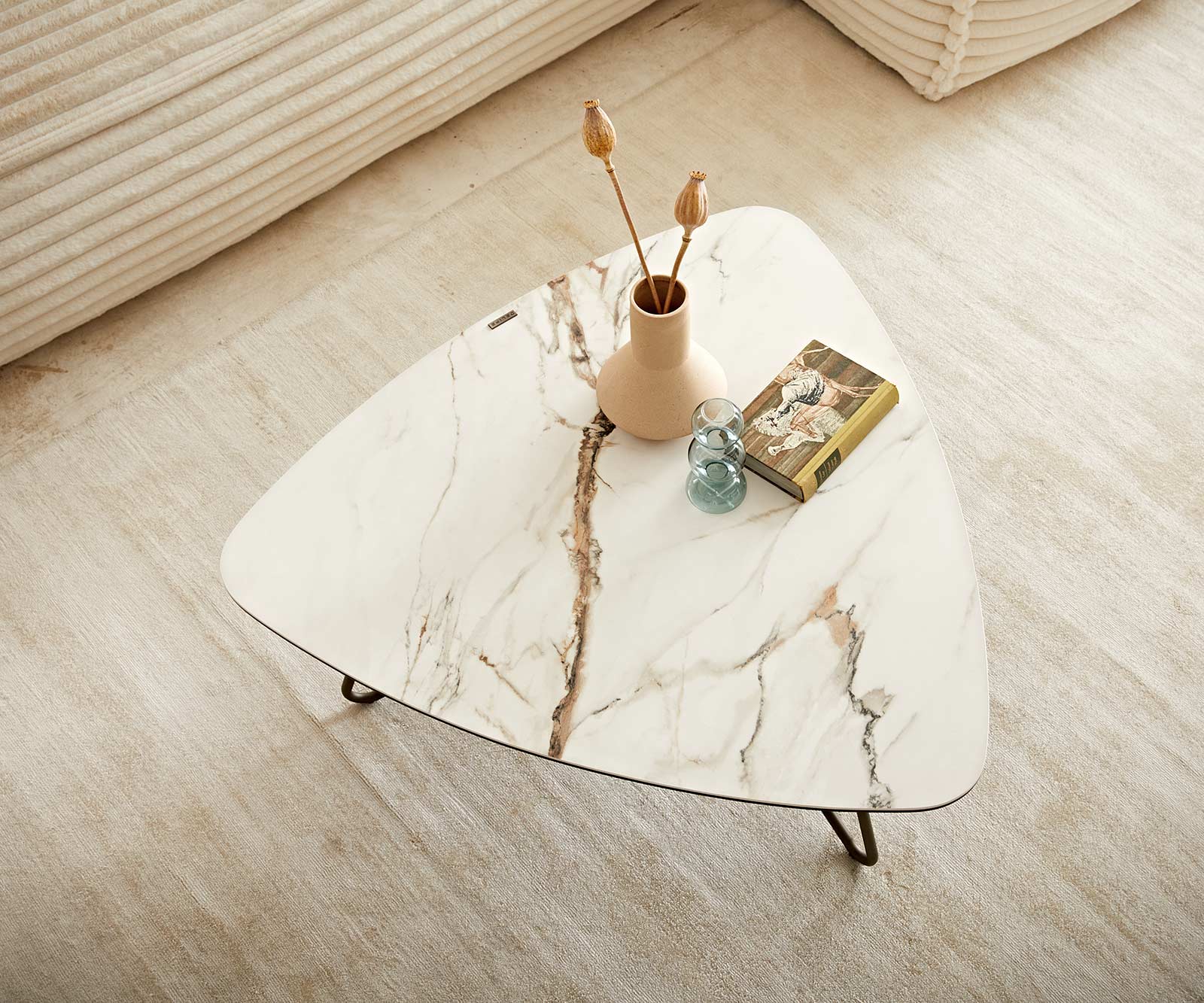 Stolik kawowy Ekrem 88x85cm ceramika Calacatta Luxe biało-złoto-szara nóżki Hairpin metal kolor tytanowy 4