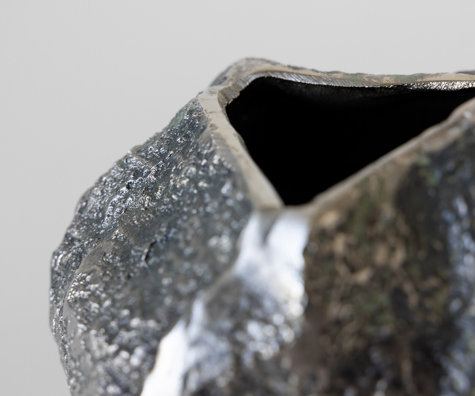Waza dekoracyjna Cratera dł. 29 x szer. 24 x wys. 19 cm aluminium Verde Antico ręcznie robiona 5