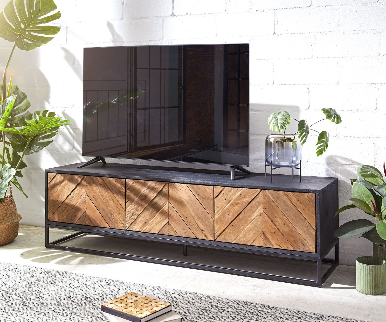 Szafka RTV Famke 145 cm mango drewno tekowe 3 drzwi