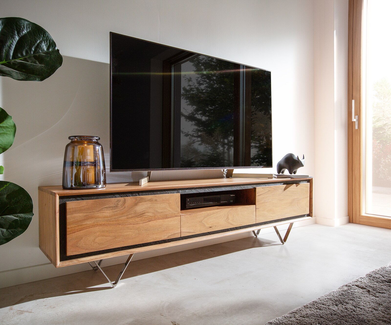 Szafka RTV Stonegrace 175 cm akacja naturalna 2 drzwi 1 przegroda 1 szuflada fornir kamienny nóżki V