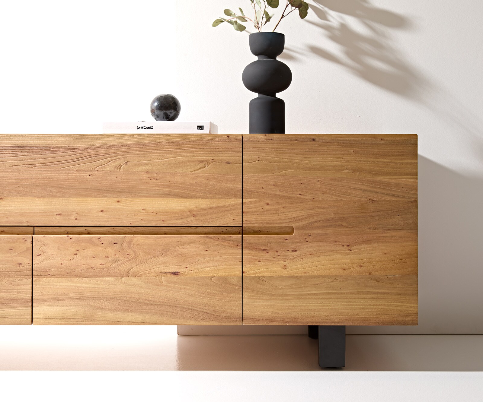 Komoda Tiamar 180 cm wiąz naturalny 1 drzwi 4 szuflady nóżki płozowe metal czarny 5