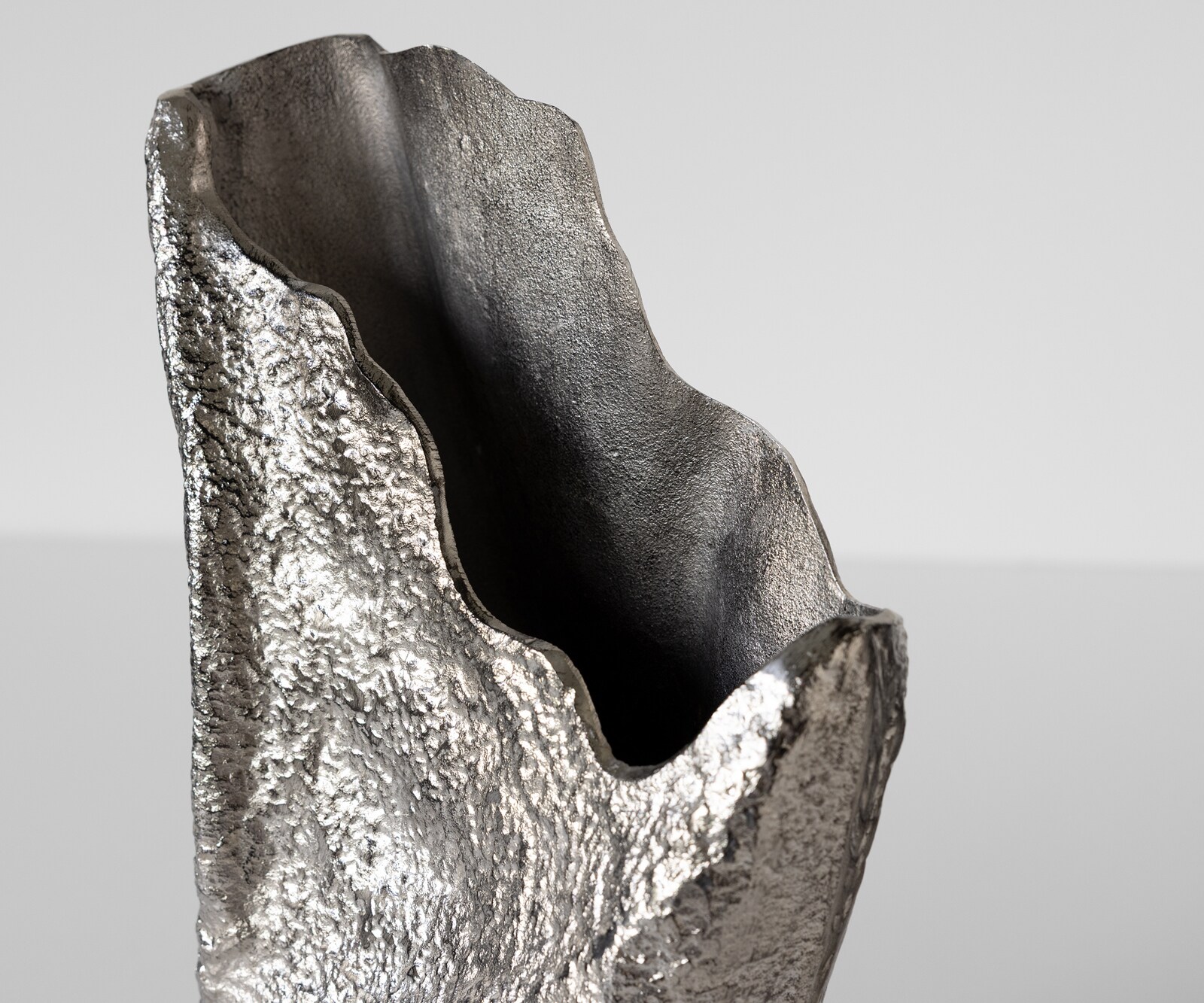 Waza dekoracyjna Cavira dł. 29 x szer. 16 x wys. 48 cm aluminium Platin ręcznie robiona 4