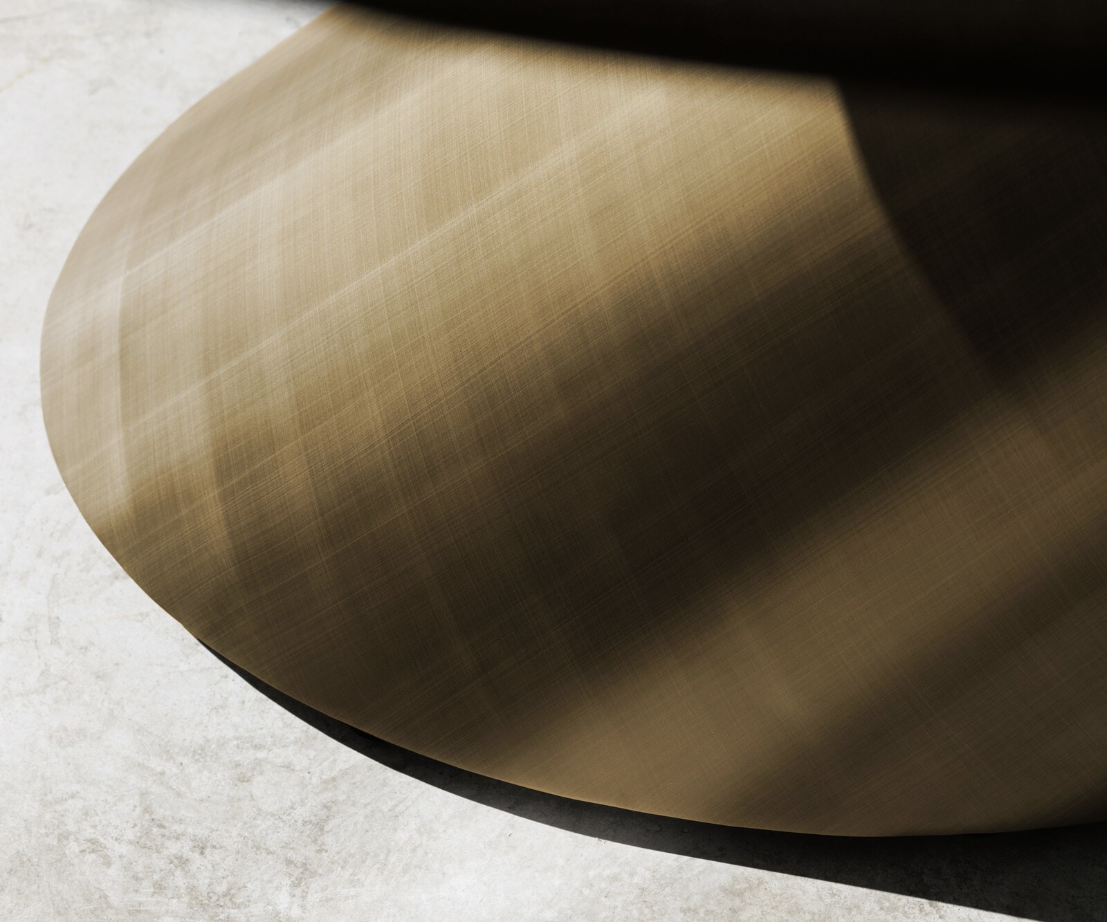 Stół do jadalni Edge kształt beczki 200x100cm ceramika Minas Melange biało-beżowy rama Cono metaliczny złoty 6