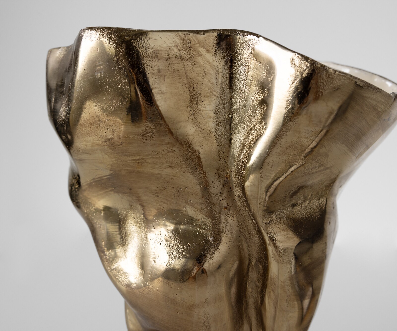 Waza dekoracyjna Mimoro dł. 28 x szer. 24 x wys. 38 cm aluminum Champagner Ivory ręcznie robiona 3