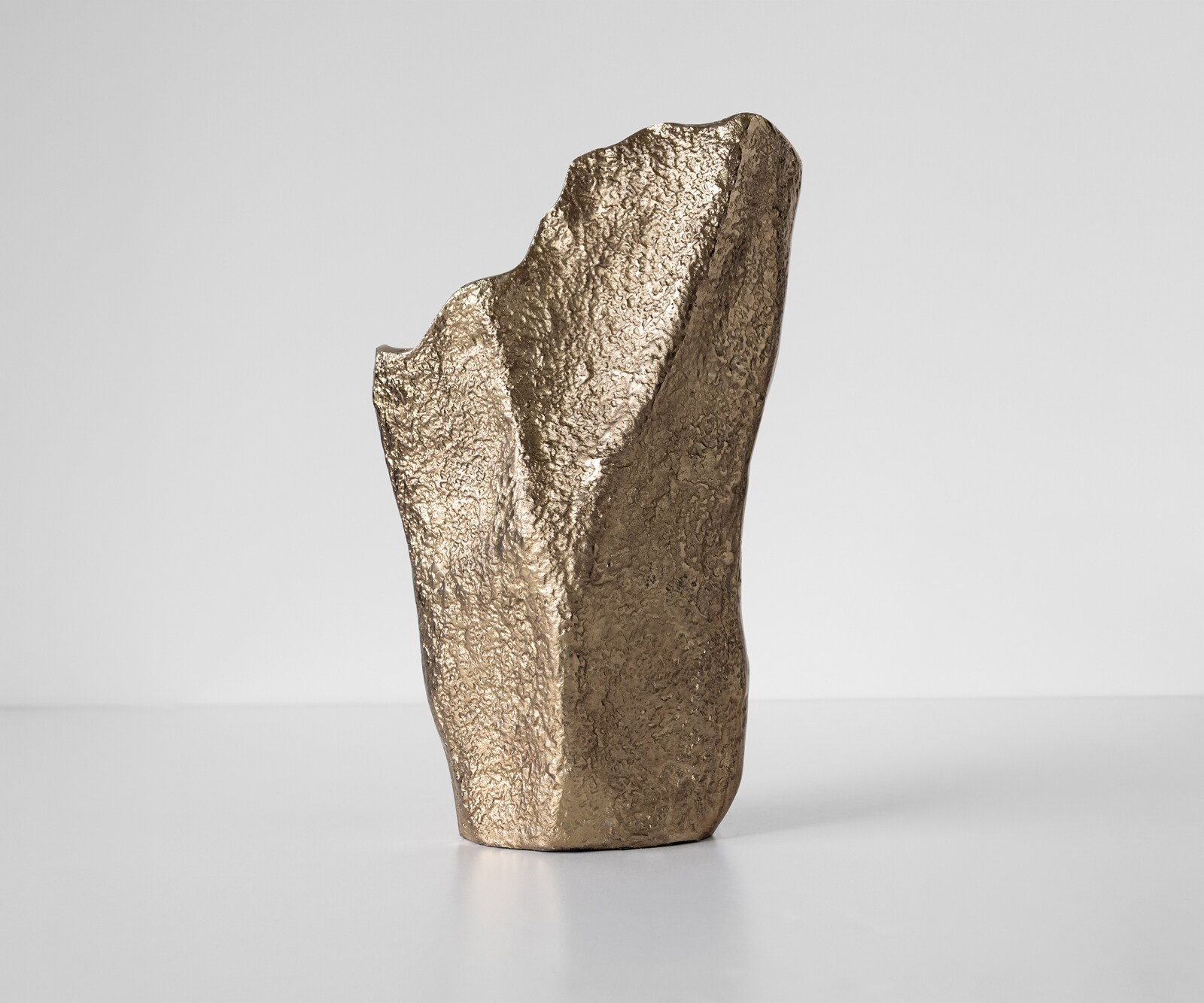 Waza dekoracyjna Cavira dł. 29 x szer. 16 x wys. 48 cm aluminium Champagner ręcznie robiona 2