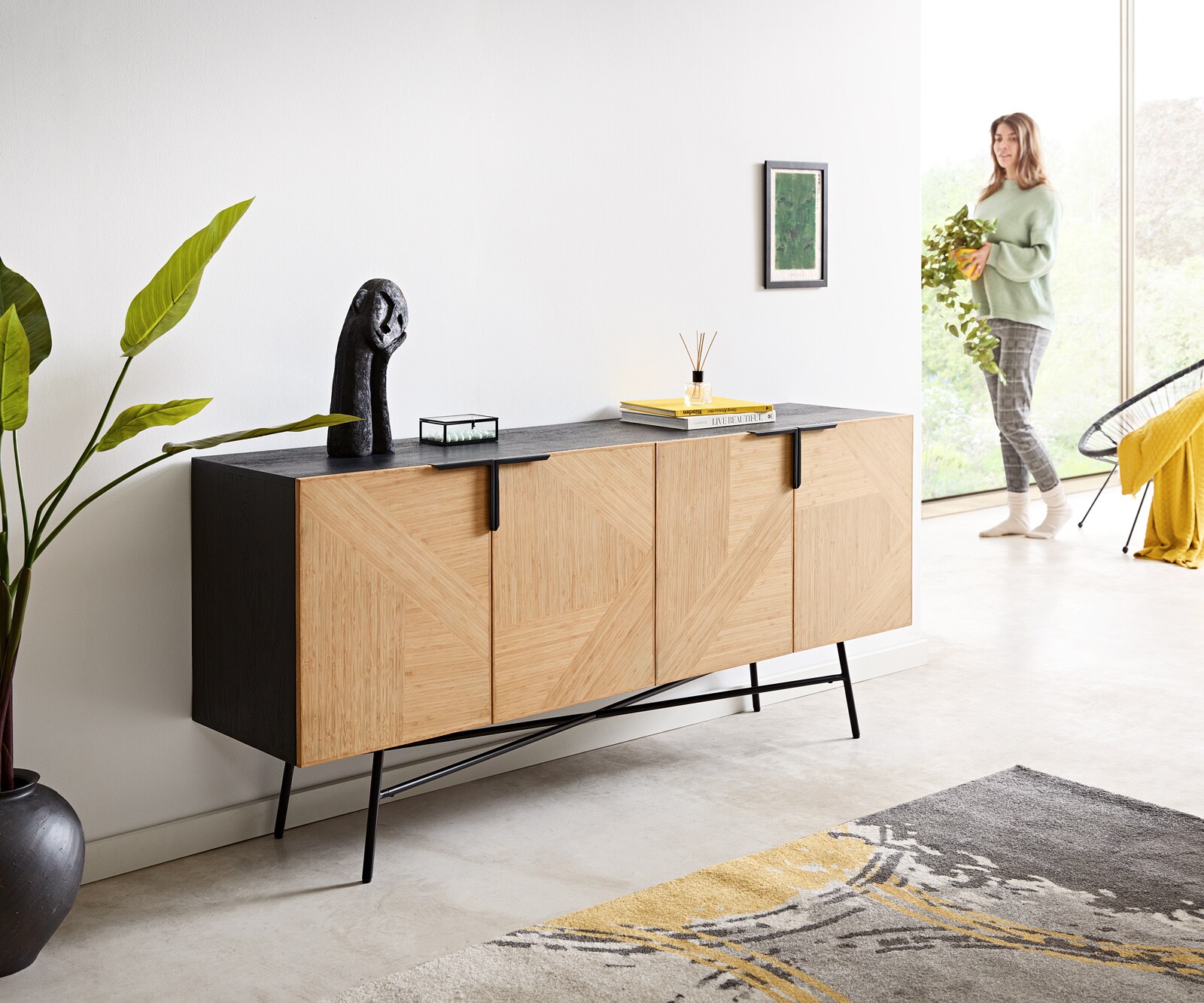 Komoda Mikkusu 175 cm bambus naturalny mango czarne 4 drzwi czarny metal